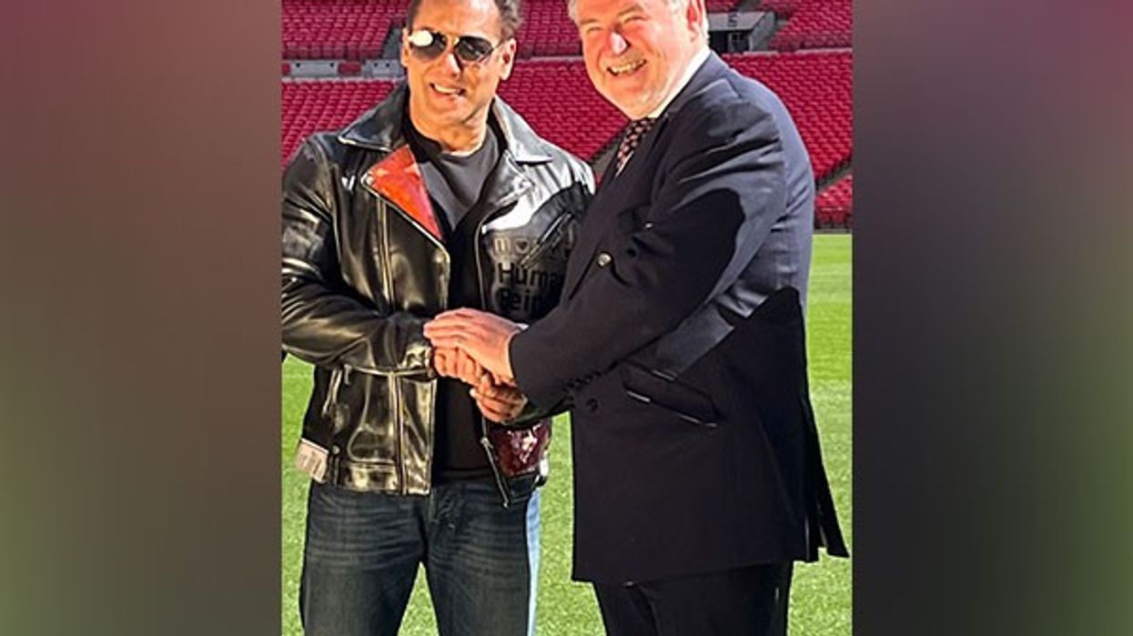 Salman poses with Barry Gardiner; latter says ‘Tiger is alive and is in London’
