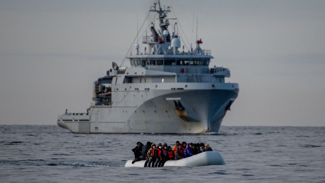 Record number of migrants cross channel in single day: report