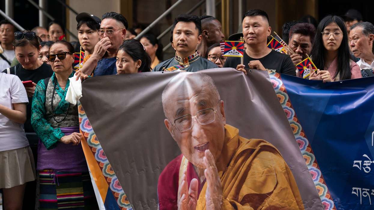 Dalai Lama arrives in New York for knee treatment