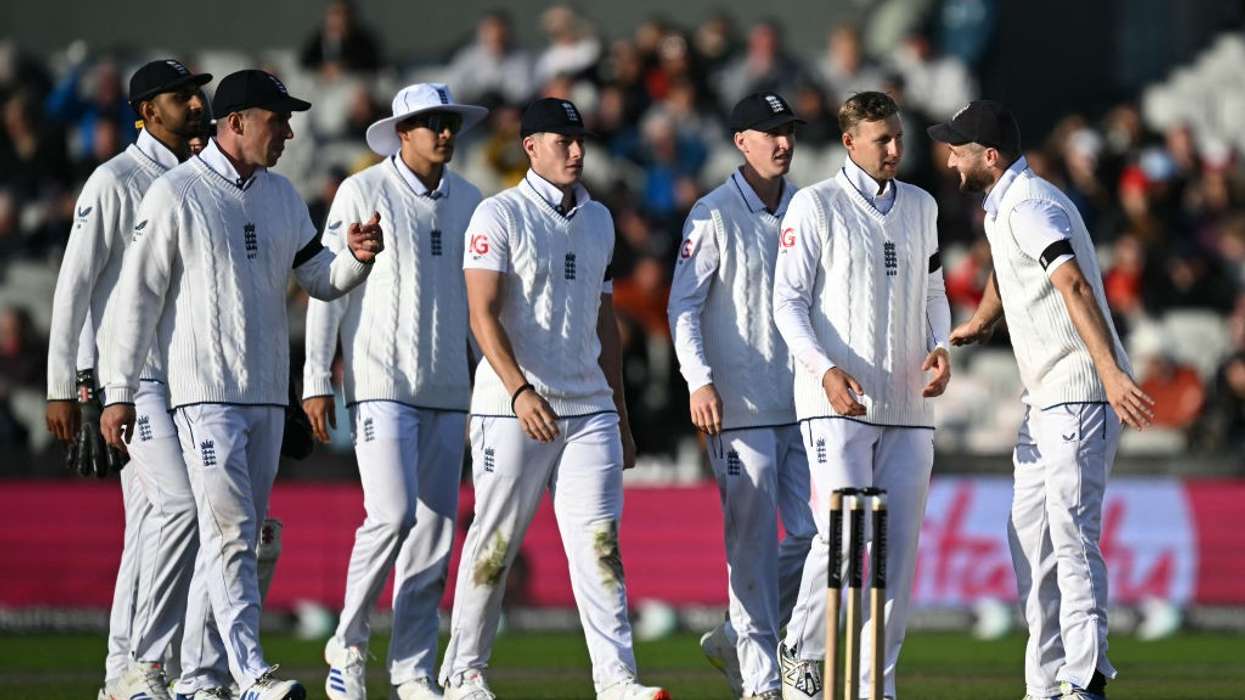 England on verge of victory as Sri Lanka struggle