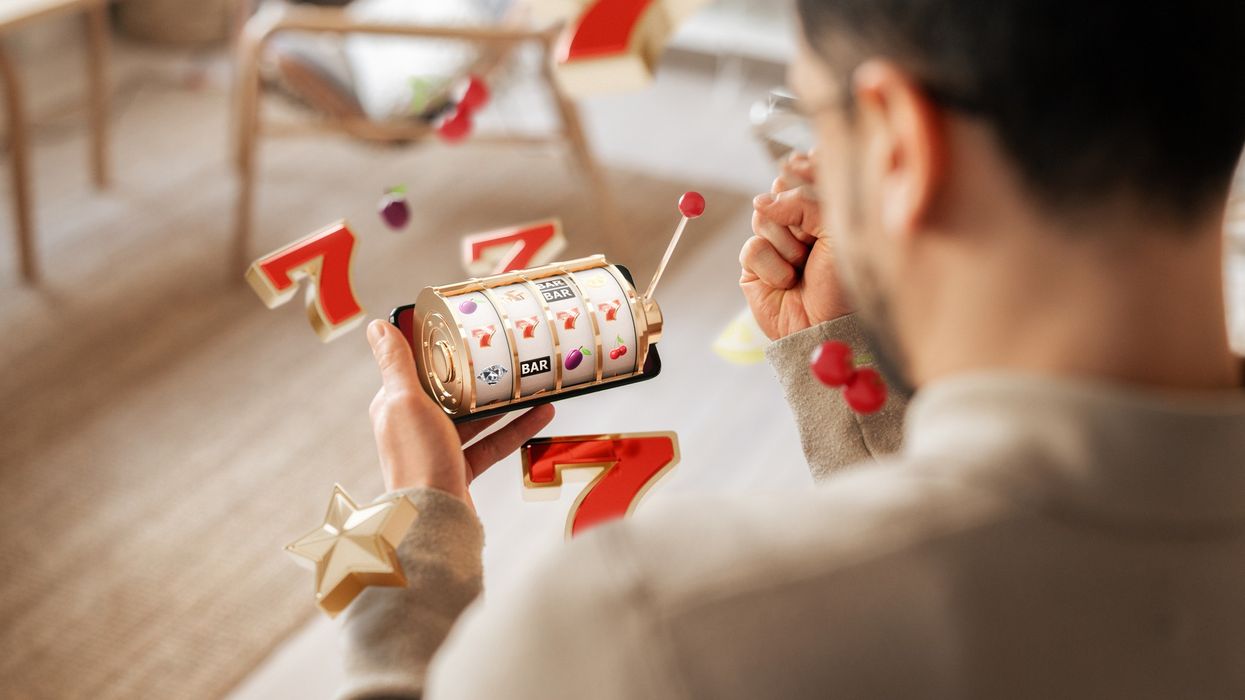 How do traditional gamblers feel about online slot machines?