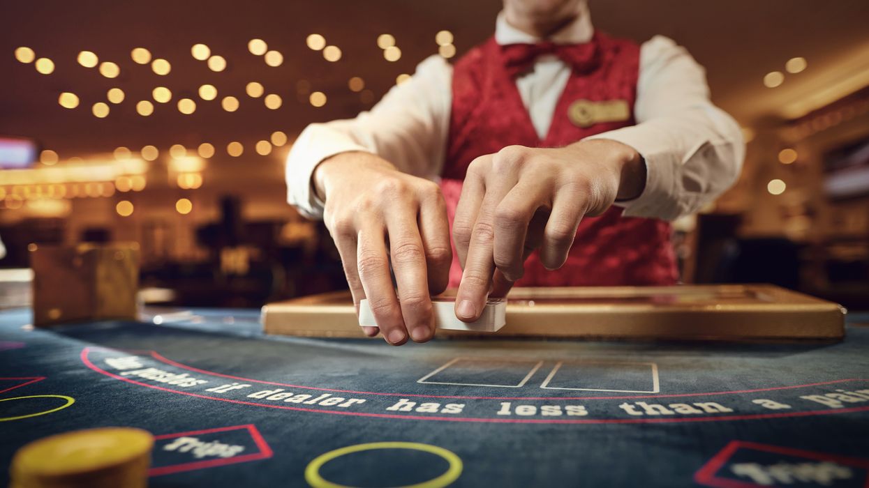 How Casino Dealer Style Subtly Influences Your Gambling Experience?