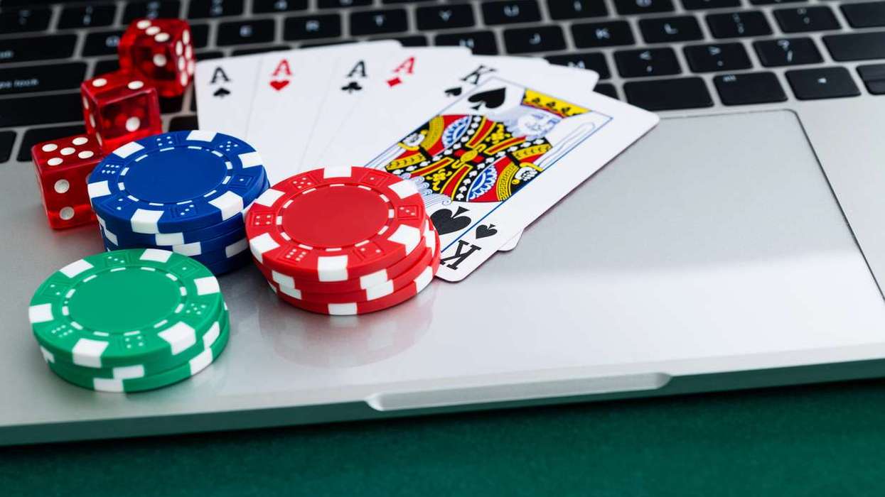 Can You Play With Friends or Chat on Sweeps Sites?