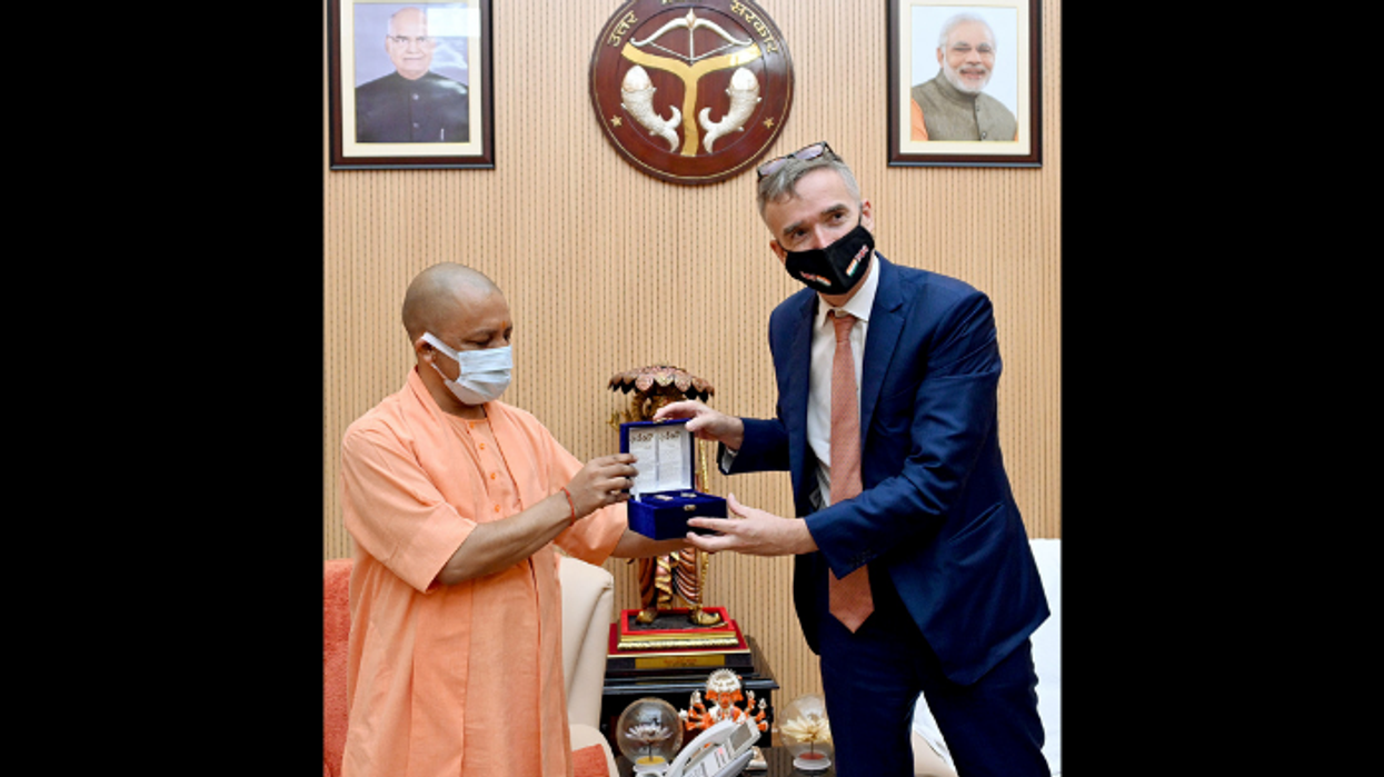 British high commissioner grabs a vada pav in Mumbai, internet explodes