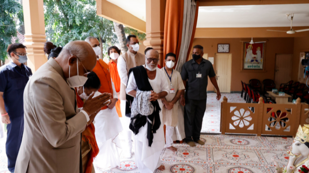 President Kovind visits spiritual leader Morari Bapu in Gujarat