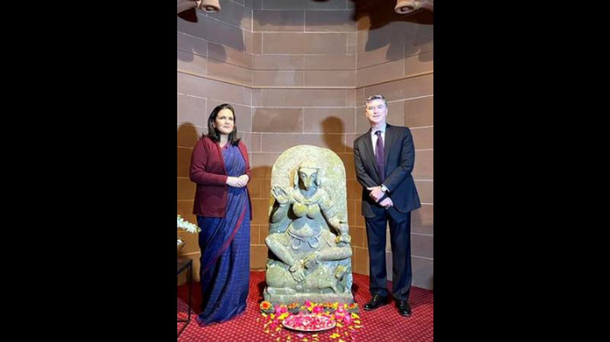 Britain returns stolen 10-century idol to India