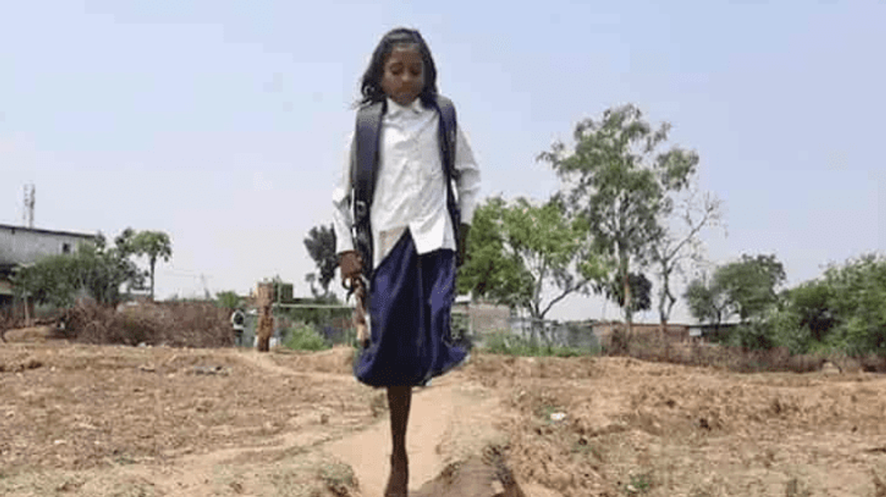 Indian girl hopping to school on one leg won the hearts of netizens