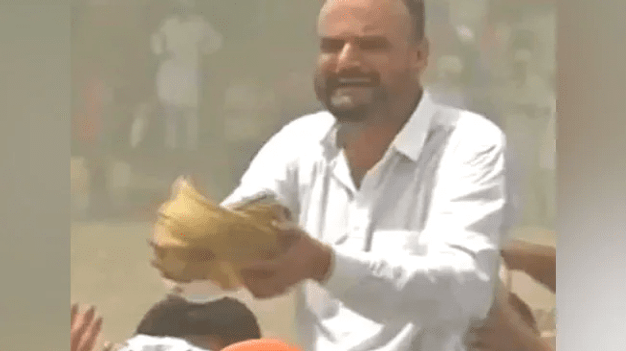 Sidhu Moosewala cremated at his native village: Parents break down at the funeral, thousands attend