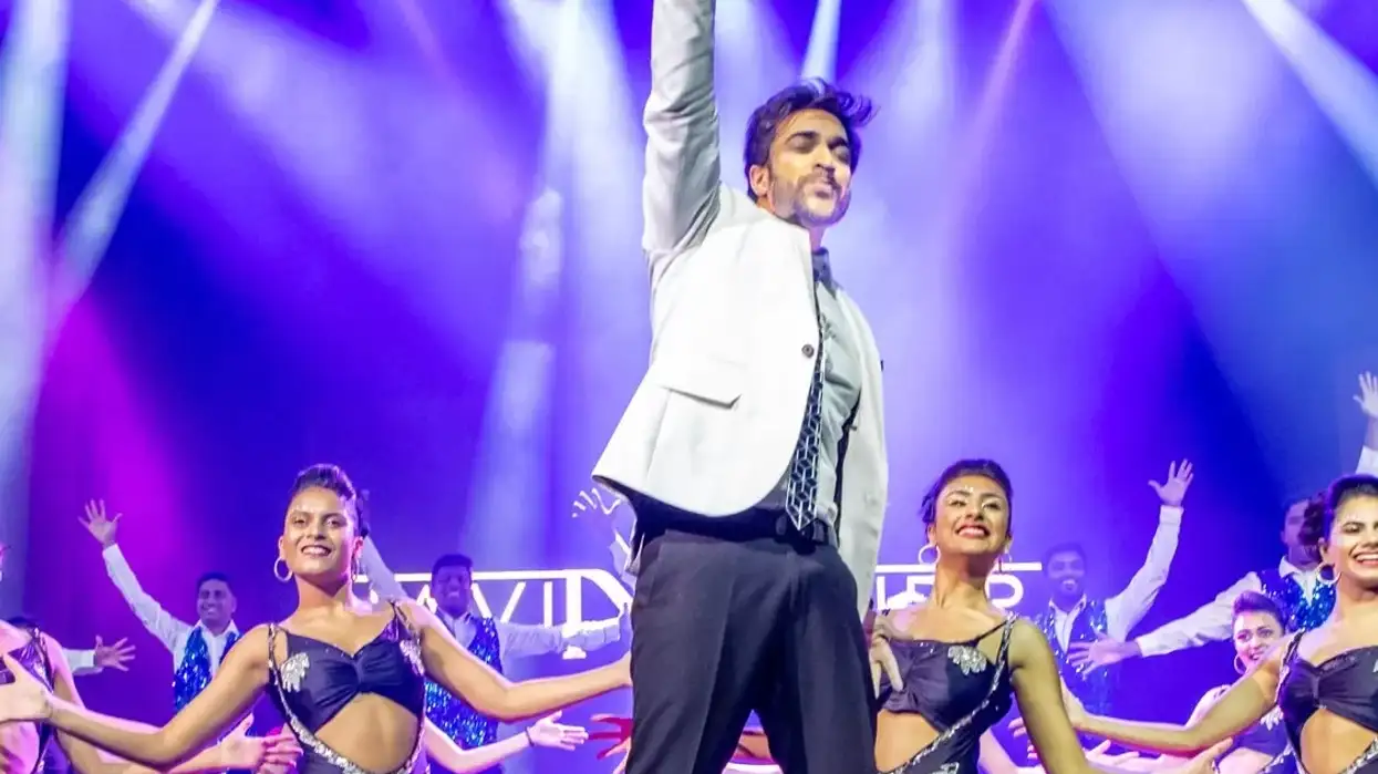 Navin Kundra performs timeless Bollywood songs