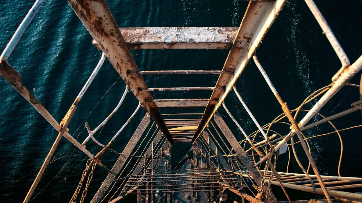 How does stainless steel react with aluminum?