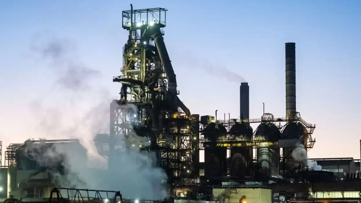Thousands of steel and oil refinery jobs at risk in UK