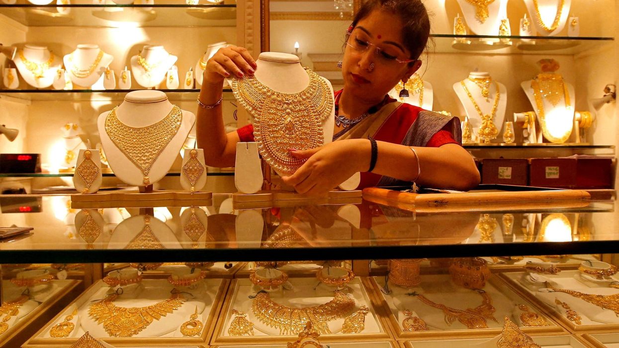Indian gold
buyers shrugged off record
prices, making purchases for
Dhanteras and Diwali last week