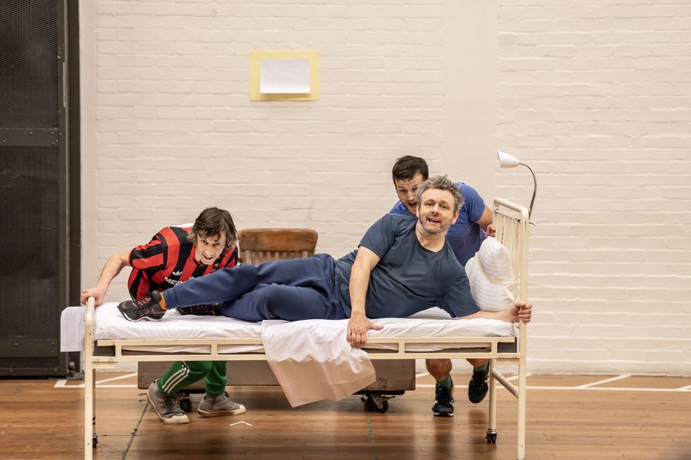 INSET 1B Rhodri Meilir David Bevan and Ensemble Michael Sheen Nye Bevan and Ross Foley Clerk and Ensemble in Nye rehearsals. Photo credits Johan Persson