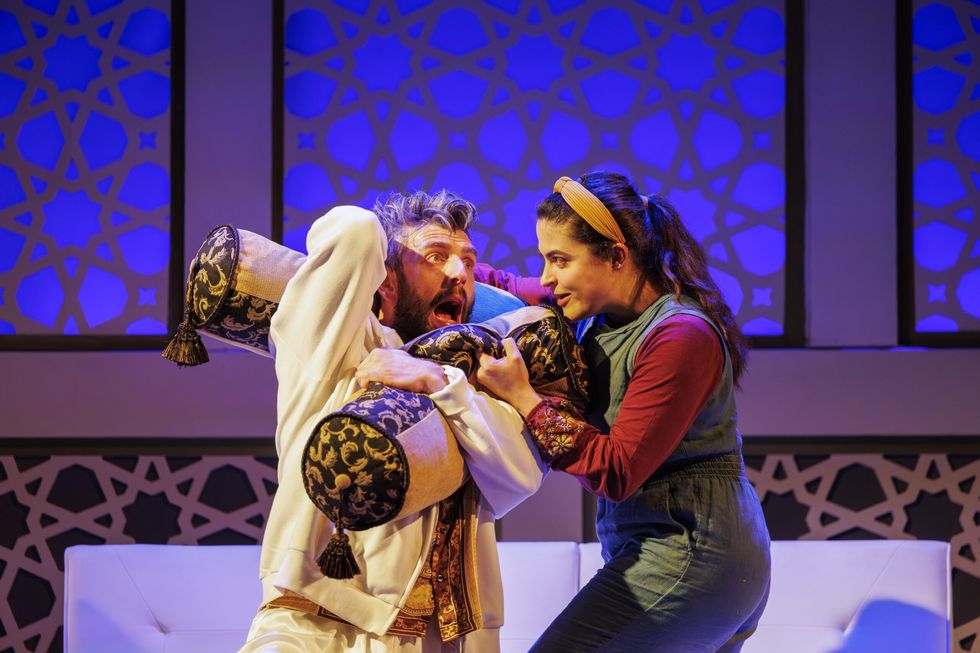 INSET 2A Nicholas Karimi King Yasemin Ozdemir Schere. Photo©EllieKurttz