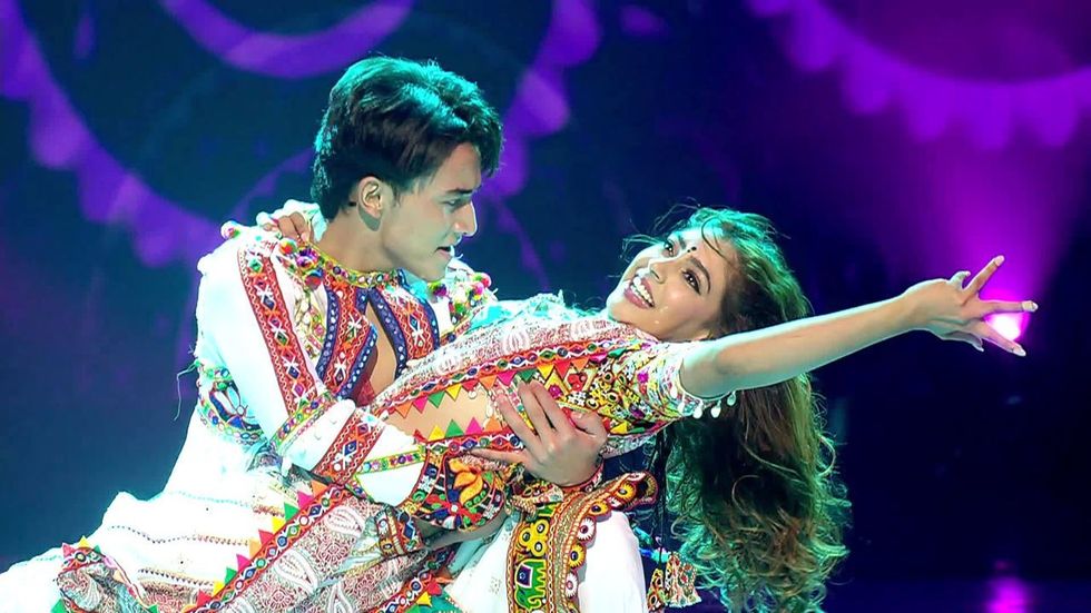 inset Niti Taylor dancing on Jhalak X720