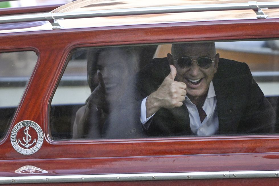 Jeff Bezos and Lauren S\u00e1nchez