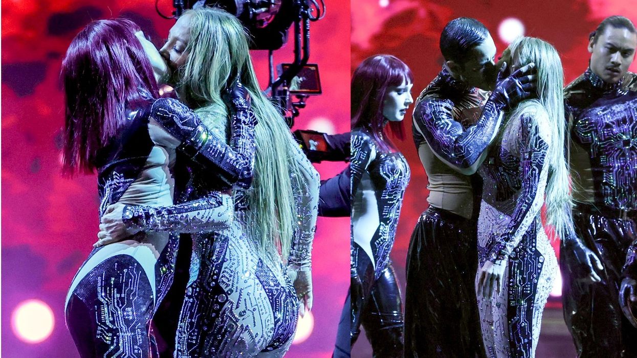 Jennifer Lopez 2025 AMA kiss act