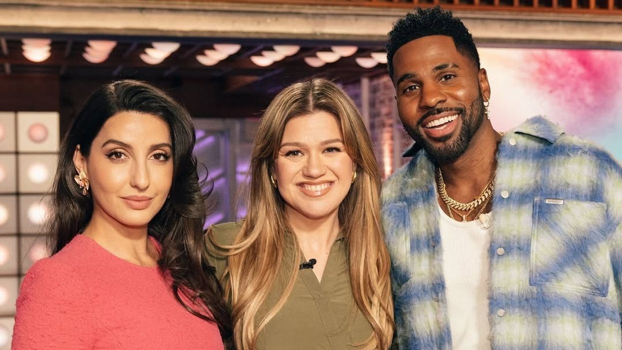 Kelly Clarkson’s Stunning Belly Dance with Nora & Derulo Goes Viral