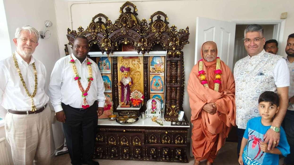 Senior Swaminarayan saint meets diplomats and scholars during UK visit