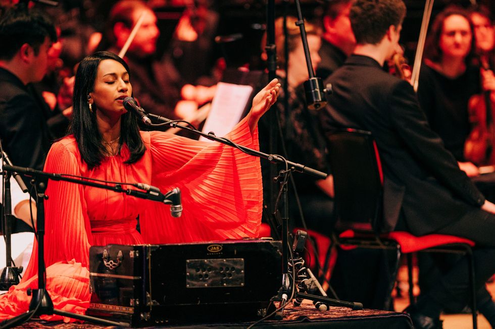 Lead abi sampa on stage SHOW 1016