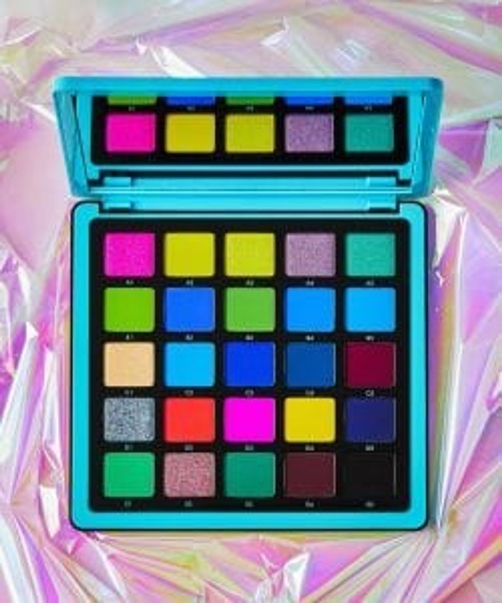 Lead Bold eye looks Deep smokey and bright 80’s style eyeshadow Anastaia Beverley Hills Norvia