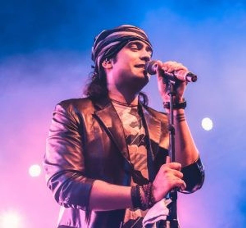 Lead inset Jubin Nautiyal on stage 200