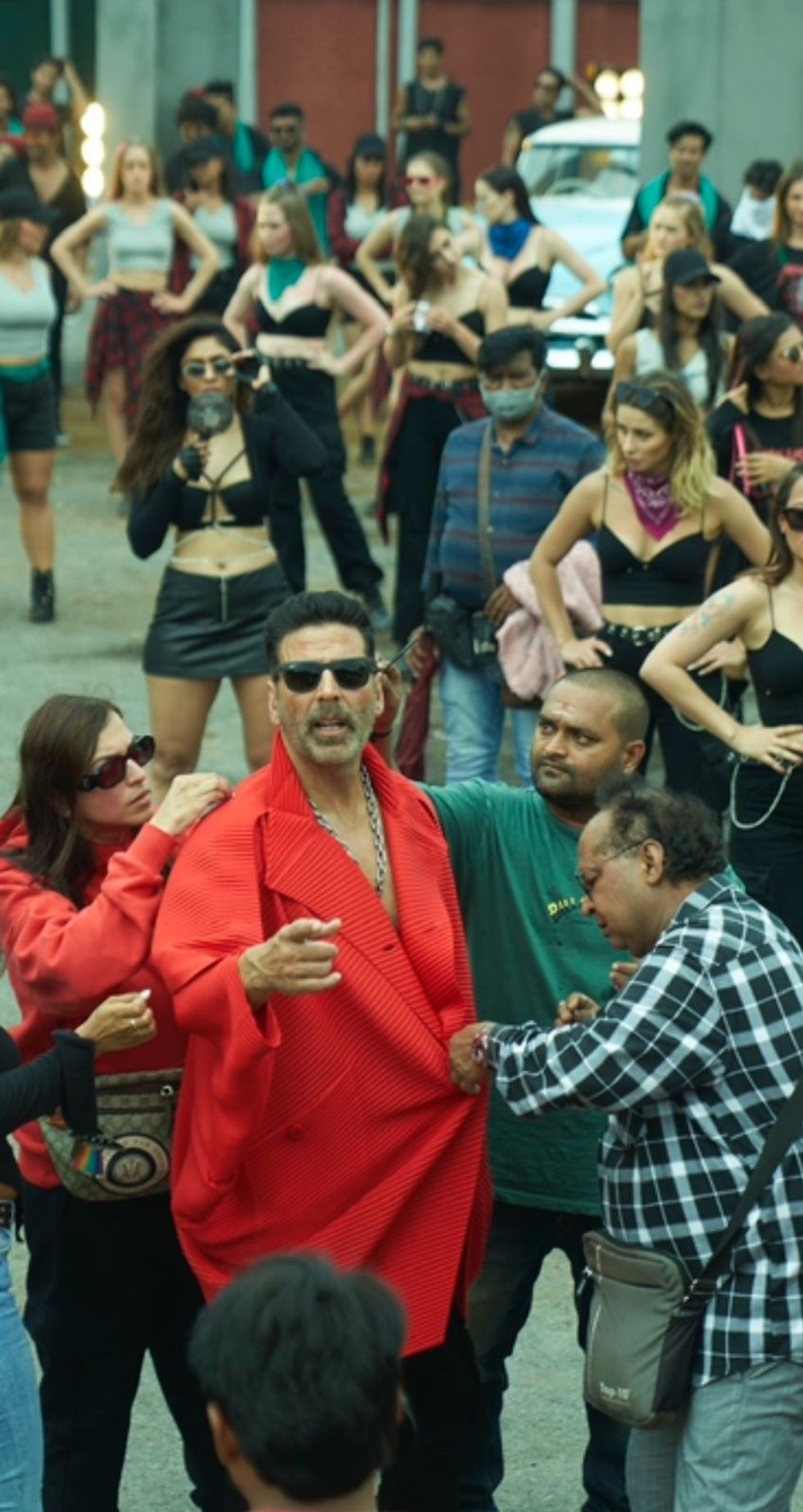 Lead inset Komal Shahani and Akshay Kumar 0018