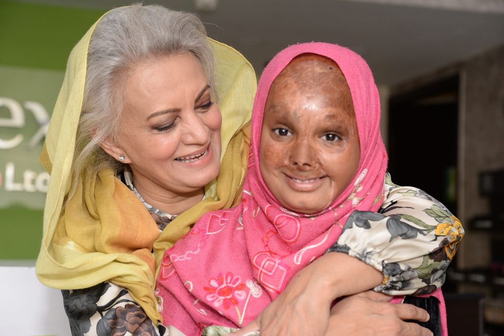 Lead inset Masarrat Misbah with burn victims SC 1208
