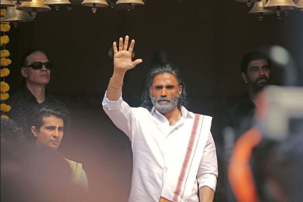 Lead inset Suniel Shetty in Dharavi Bank 871