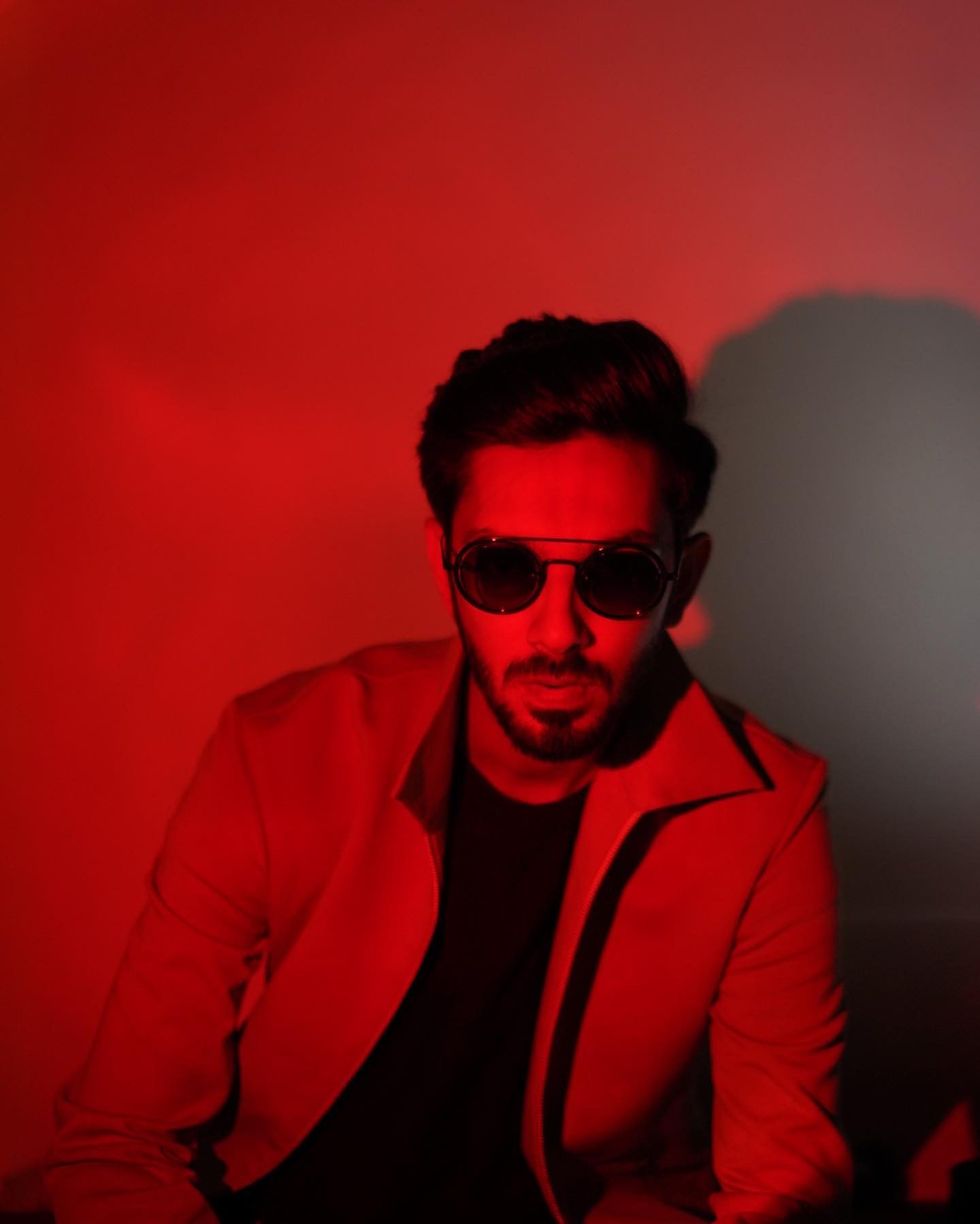 LIVE PERFORMANCE ANIRUDH 54534 n