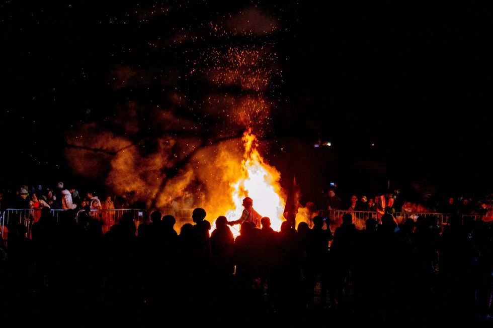 members praying at holi rushey fields scaled