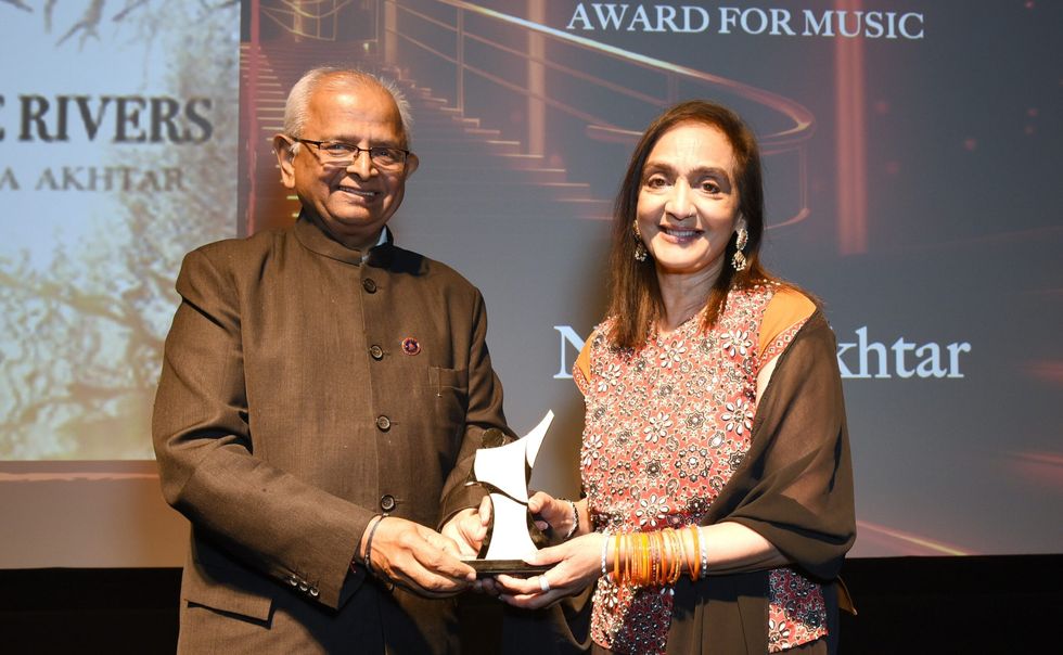 MUSIC Nandakumar and winner Najma Akhtar Eastern Eye Arts Culture and Theatre Awards 016