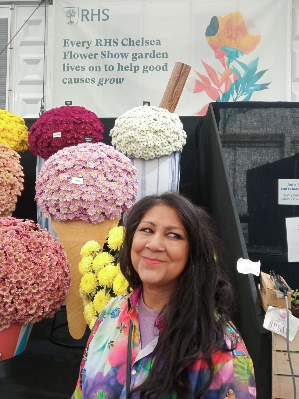 p17 LEAD Inset 3 Chila Burman at Chelsea. Chila Burman with chrysanthemums in icecream cones 26 May 2024