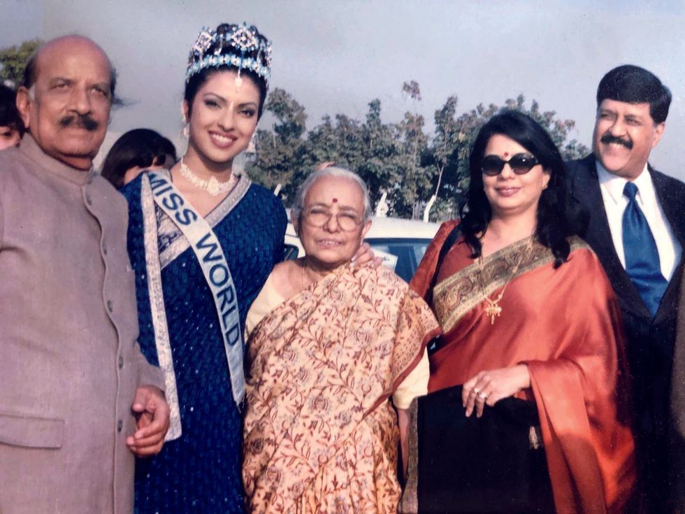 Priyanka Chopra Jonas Celebrating her Miss World Win with her parents and her grandparents p1eu8p11b71coa1d4i7oq1c16ke