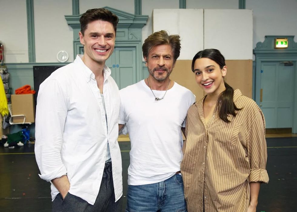 Shah Rukh Khan with cast of DDLJ musical