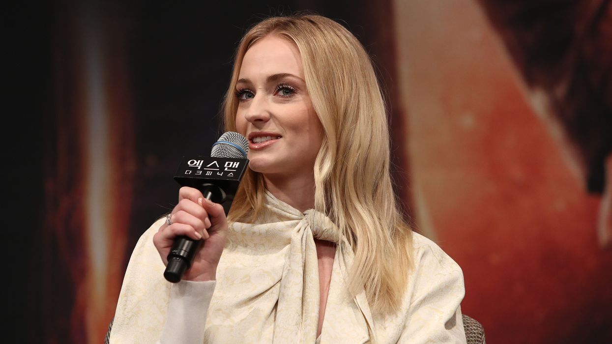 Sophie Turner kissing Kit Harington