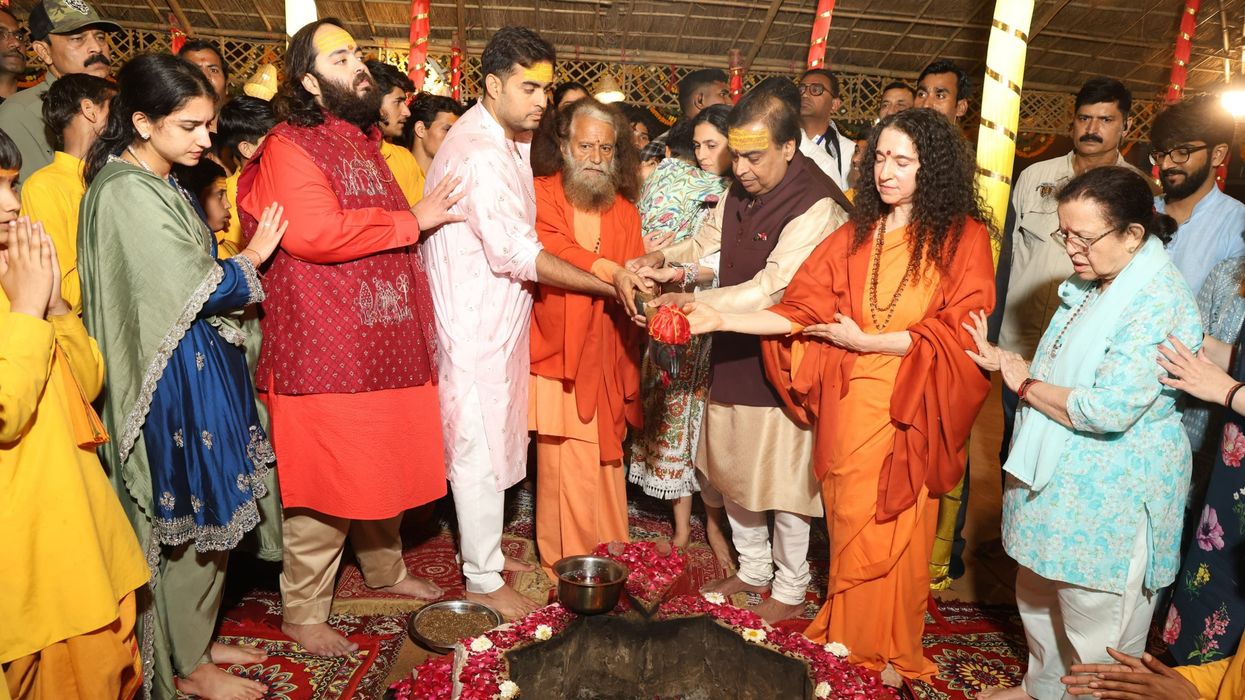 Swami Chidanand Saraswati led the yagya ritual at Parmarth Triveni Pushp in Arail, where the family offered prayers for global peace and welfare.