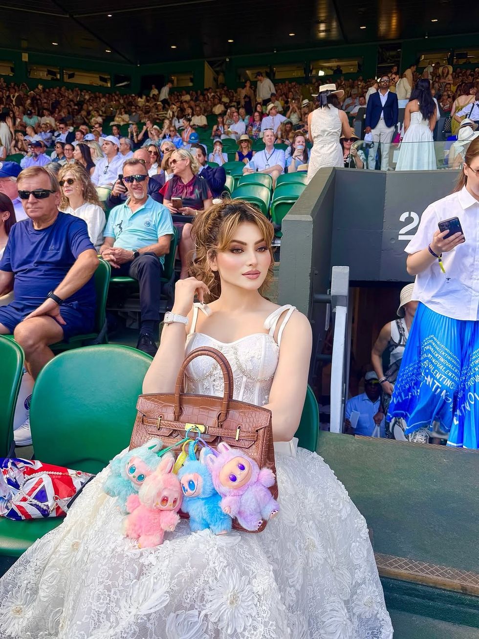 Urvashi Rautela London airport