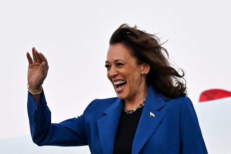 US vice-president and Democratic presidential candidate Kamala Harris steps off Air Force Two upon arrival at Chicago O'Hare International Airport in Chicago, Illinois on Sunday (18)