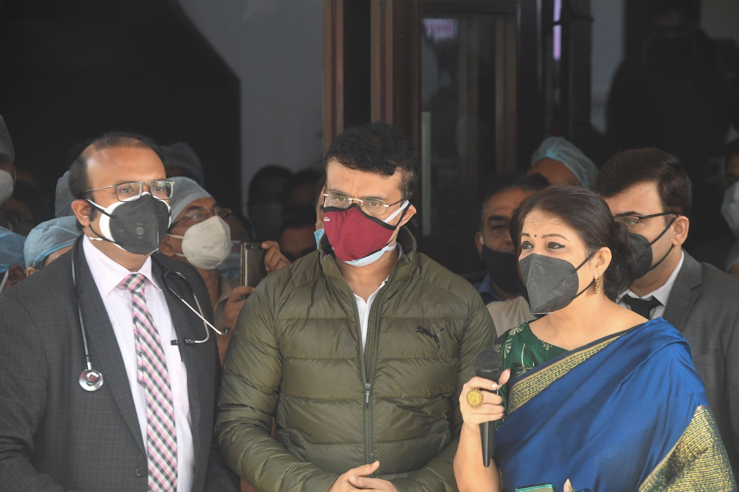 India's cricket chief Sourav Ganguly (C) addresses the media along with doctors as he comes out from a hospital after suffering a heart attack during his morning exercise session, in Kolkata on January 7, 2021. (Photo by Dibyangshu SARKAR / AFP)