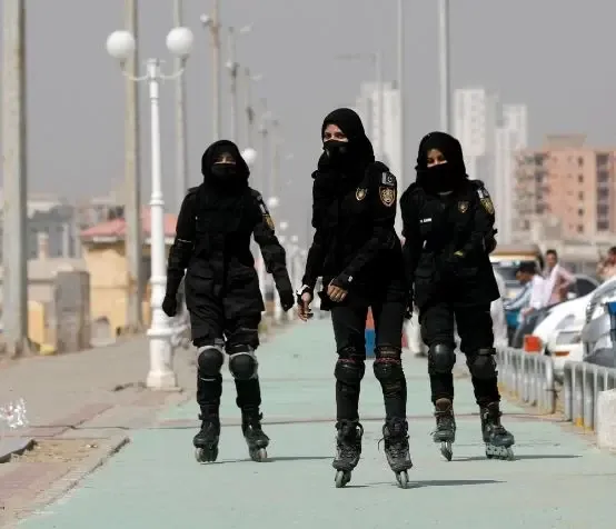 Special Security Unit (SSU) police members rollerblade during practice along the seafront in Karachi, Pakistan February 19, 2021. REUTERS/Akhtar Soomro