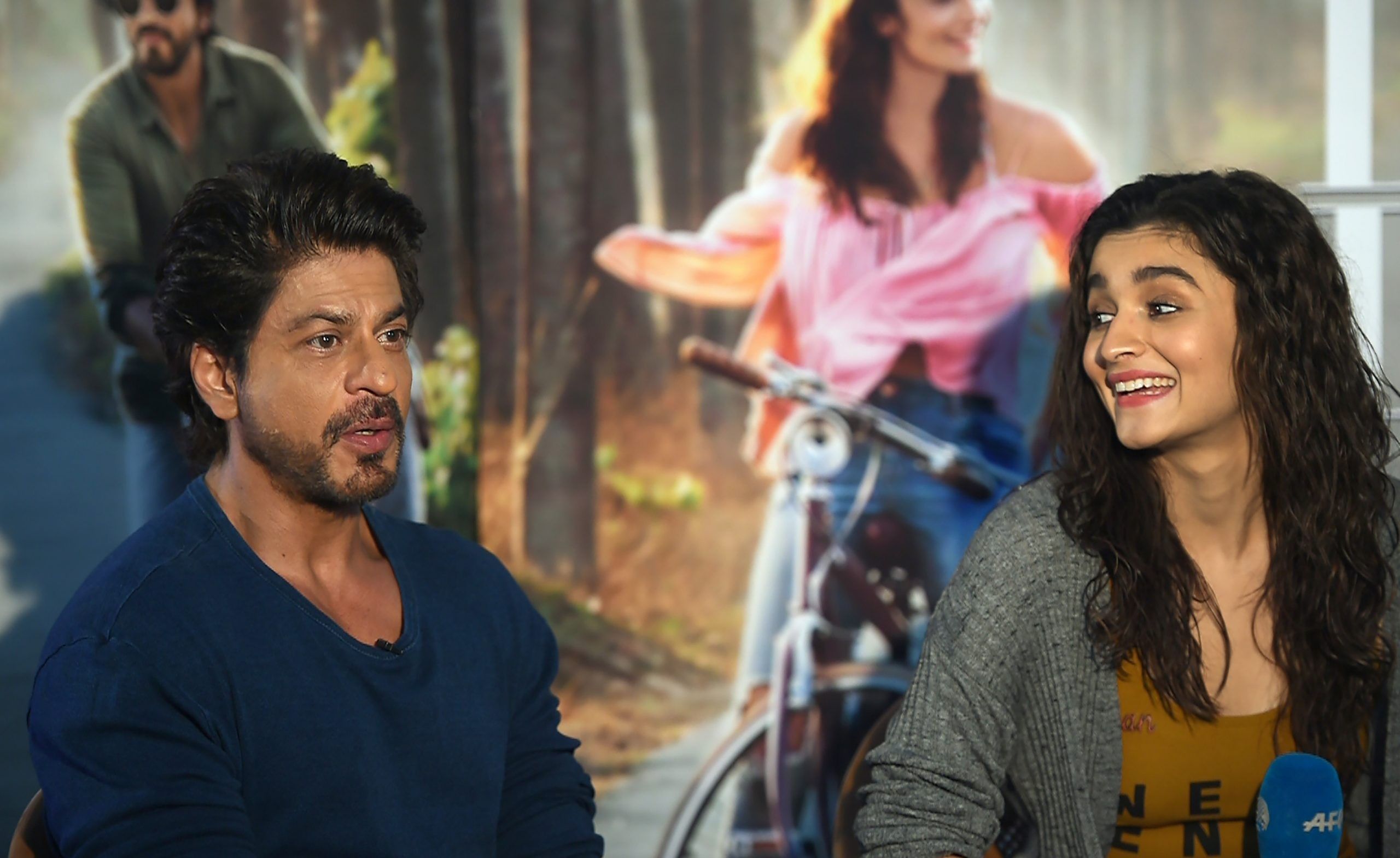 Shah Rukh Khan, Alia Bhatt (Photo by PUNIT PARANJPE/AFP via Getty Images)