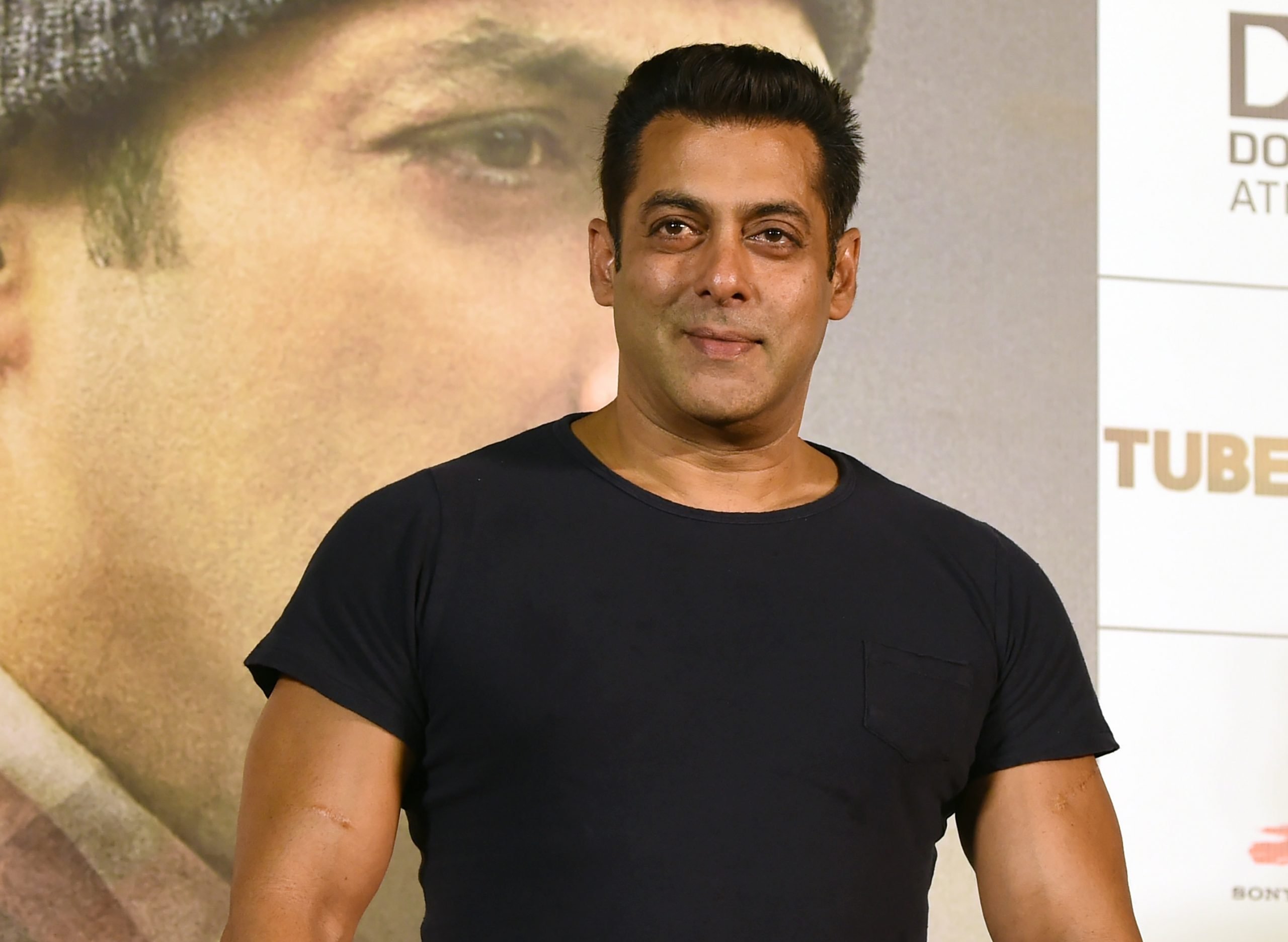 Salman: Salman Khan looks dapper amidst heavy security as he returns to  Mumbai; netizens go 'Bhai ka alag swag hai', Celebrity News | Zoom TV
