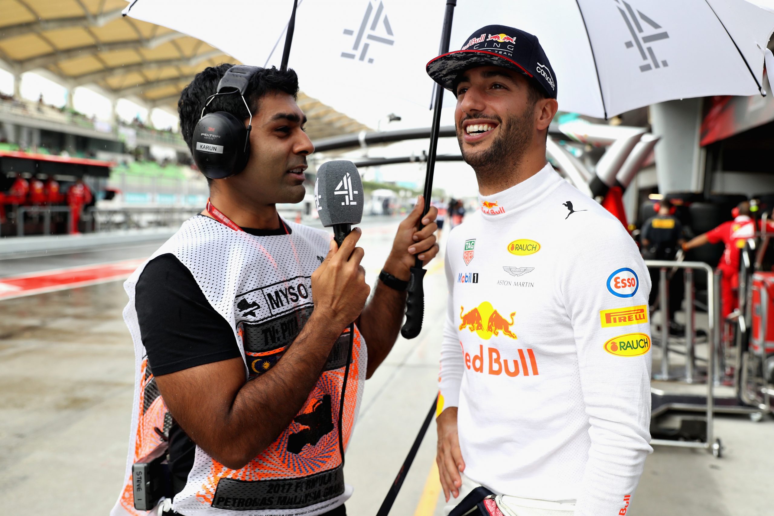Daniel Ricciardo (right) talks to Karun Chandhok
