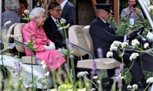 The Queen at the Chelsea Flower Show on Monday (23)