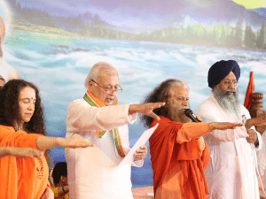 HH Pujya Swami Chidanand Saraswati (third from left) and Pujya Sadhvi Bhagawati Saraswati (extreme left) take pledge against gender violence and for women’s rights along with Arif Mohammad Khan, the governor of the southern state of Kerala (second from left) and Giani Ranjit Singh, head <em>granthi</em> (priest) of Gurdwara Bangla Sahib, New Delhi, and others on the fifth day of the seven-day Seva celebrations at the Parmarth Niketan Ashram in Rishikesh, Uttarakhand