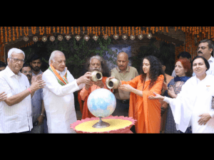 HH Pujya Swami Chidanand Saraswati and Pujya Sadhvi Bhagawati Saraswati