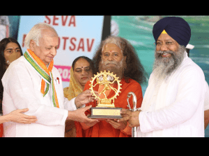 HH Pujya Swami Chidanand Saraswati with an award with Arif Mohammad Khan, the governor of the southern Indian state of Kerala (left) and Giani Ranjit Singh, head granthi (priest) of Gurdwara Bangla Sahib, New Delhi, on the fifth day of the seven-day Seva celebrations at the Parmarth Niketan Ashram in Rishikesh, Uttarakhand, India, on Tuesday, June 7, 2022