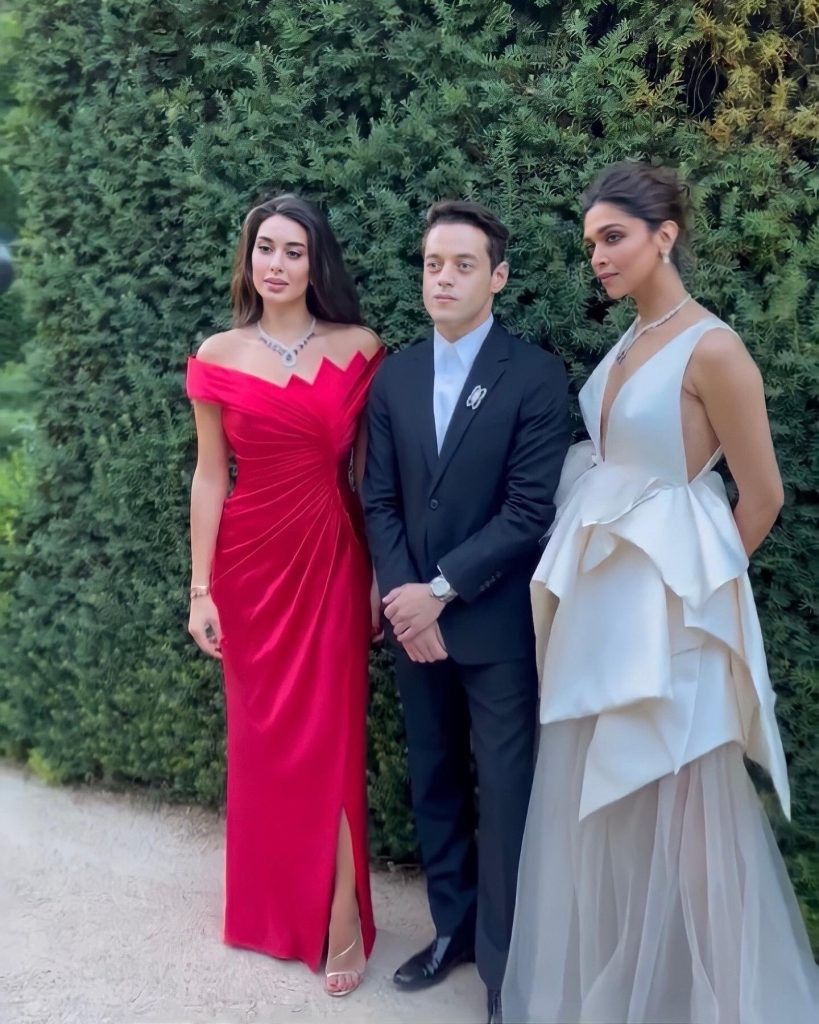 Deepika Padukone con la estrella de Hollywood Rami Malek y la actriz egipcia Yasmine Sabry