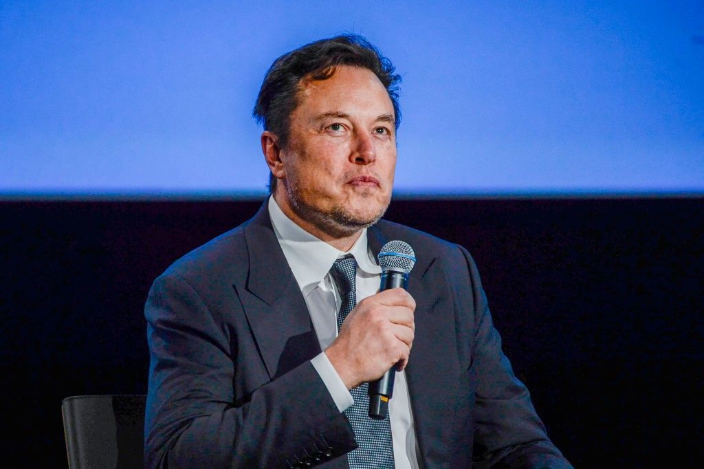 Twitter株主が440億ドルの買収を承認する中、イーロン・マスク氏のドラマは続く